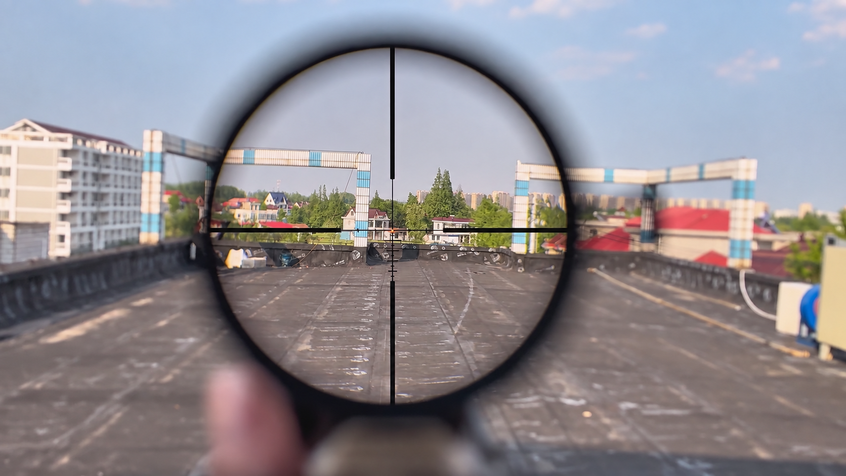 A real through-the-scope view showing the dark boundary around the usable image